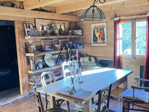 Intérieur d'un chalet d'alpage avec table en bois et décoration rustique à La Clusaz.