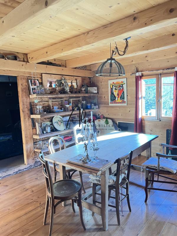 Intérieur d’un chalet d’alpage Intérieur d'un chalet d'alpage avec table en bois et décoration rustique à La Clusaz.