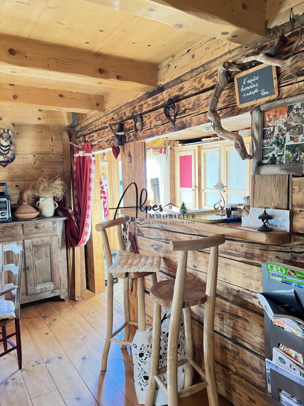 Intérieur d’un chalet d’alpage Intérieur d'un chalet d'alpage en bois, avec bar et décoration rustique.
