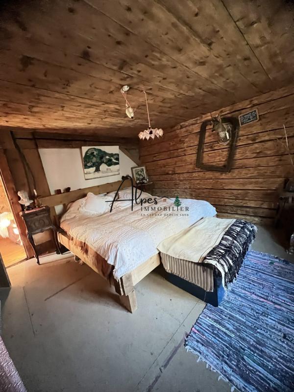 Chambre d’un chalet d’alpage Chambre d'un chalet d'alpage avec lit en bois et décoration en bois naturel.