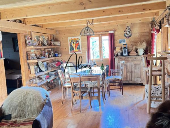Intérieur d'un chalet d'alpage en bois avec mobilier rustique et décoration traditionnelle.