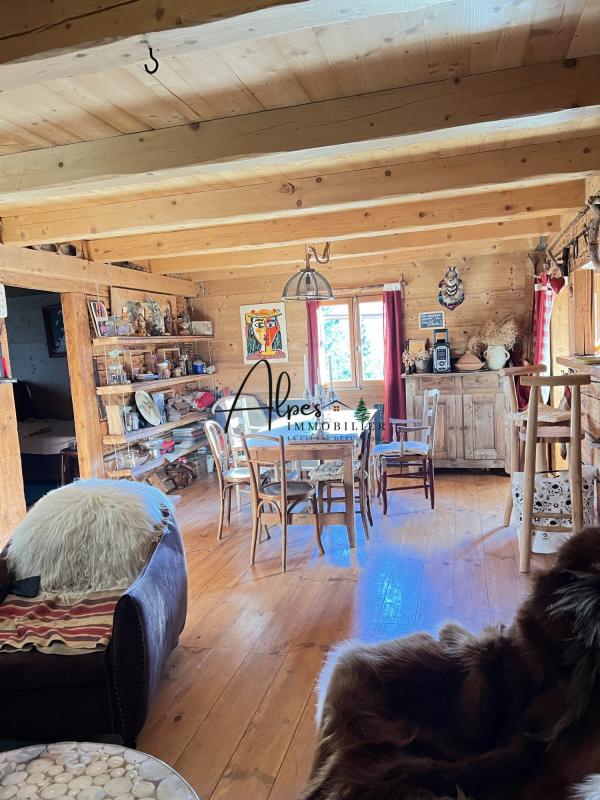 Intérieur d’un chalet d’alpage Intérieur d'un chalet d'alpage en bois avec mobilier rustique et décoration traditionnelle.