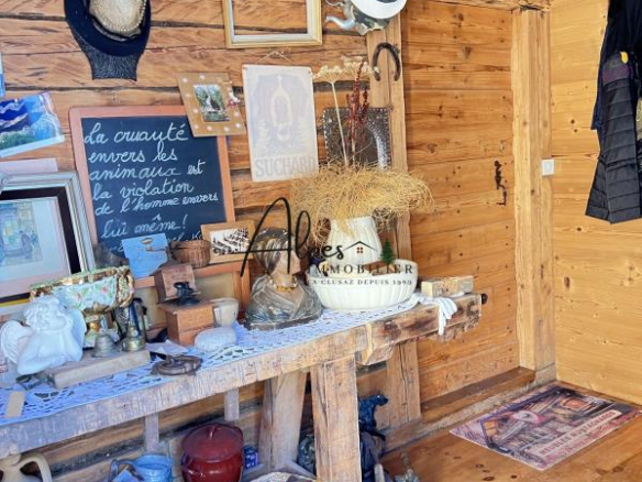 Intérieur d'un chalet d'alpage avec des objets décoratifs et du mobilier en bois.