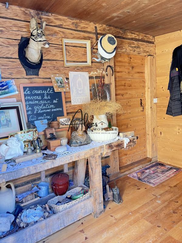 Intérieur d’un chalet d’alpage Intérieur d'un chalet d'alpage avec des objets décoratifs et du mobilier en bois.