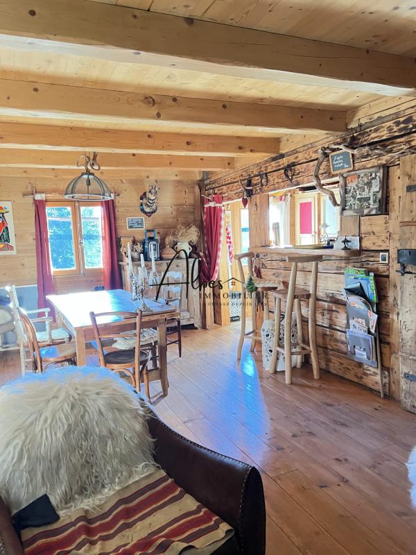 Intérieur d’un chalet d’alpage Intérieur d'un chalet en bois avec mobilier rustique, table en bois et décorations montagnardes.