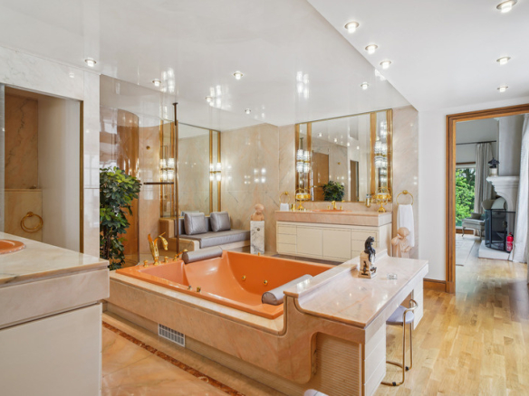 Salle de bain luxueuse avec baignoire en marbre et espace détente.
