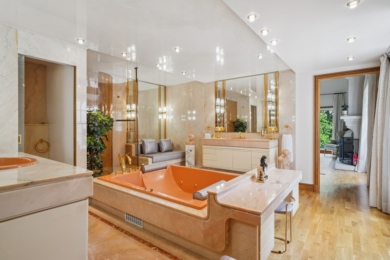 Salle de bain d’une propriété de prestige Salle de bain luxueuse avec baignoire en marbre et espace détente.