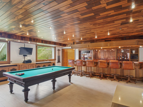 Intérieur d'une somptueuse propriété avec billard et bar, Golf de Saint-Nom-la-Bretèche.