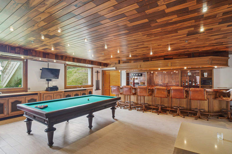 Intérieur d’une propriété de prestige Intérieur d'une somptueuse propriété avec billard et bar, Golf de Saint-Nom-la-Bretèche.