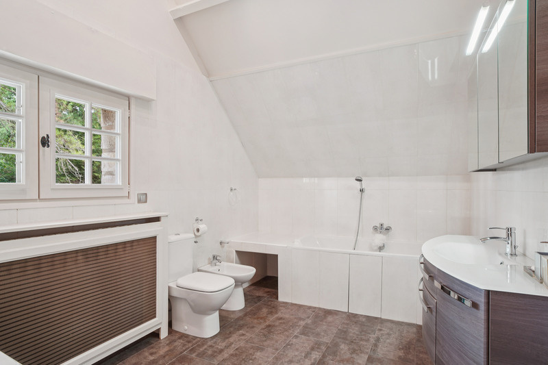 Salle de bain d’une propriété de prestige Salle de bain moderne avec baignoire et toilettes dans une propriété de prestige.