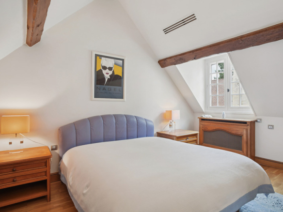 Chambre élégante avec lit double et décoration raffinée dans une propriété de prestige.
