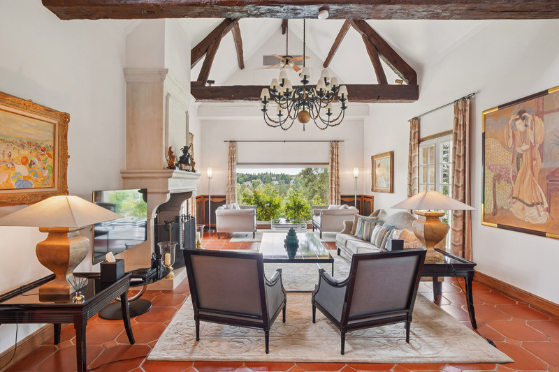 Intérieur d’une propriété de prestige Intérieur d'une somptueuse propriété avec salon spacieux et décor élégant au Golf de Saint-Nom-la-Bretèche.