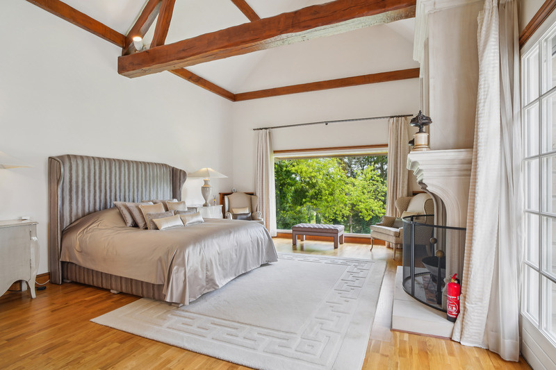 Chambre de luxe au Golf de Saint-Nom-la-Bretèche Chambre élégante avec lit king-size et vue sur le jardin, située dans une propriété de prestige.