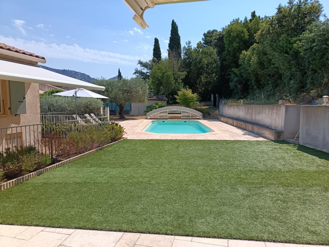 Maison familiale à Toulon Maison avec piscine et jardin à Toulon, vue dégagée sur la campagne.