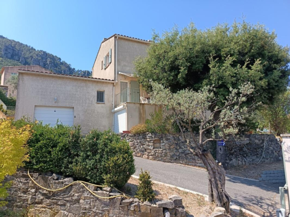 Maison traditionnelle à Toulon avec jardin et arbres, vue dégagée sur la campagne.