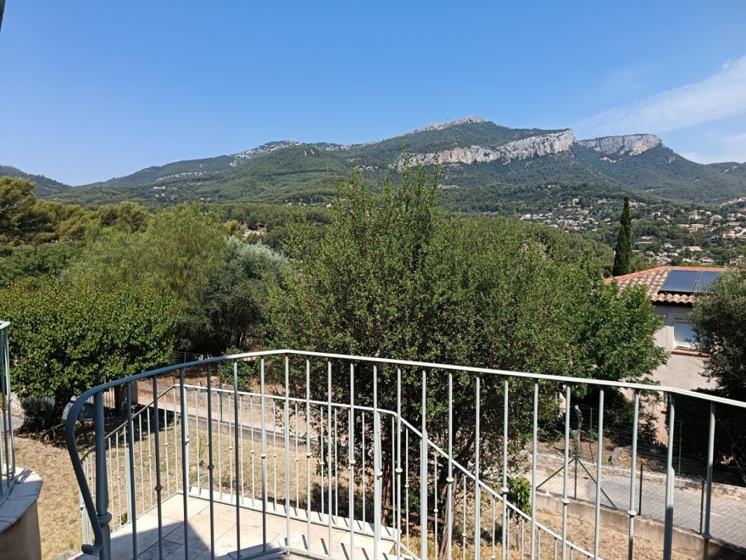 Terrasse avec vue à Toulon Vue dégagée sur les collines depuis une terrasse d'une maison à Toulon.