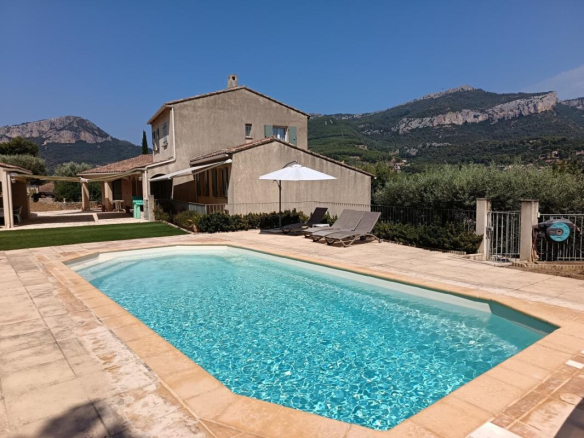 Maison traditionnelle avec piscine et vue dégagée sur les montagnes à Toulon.