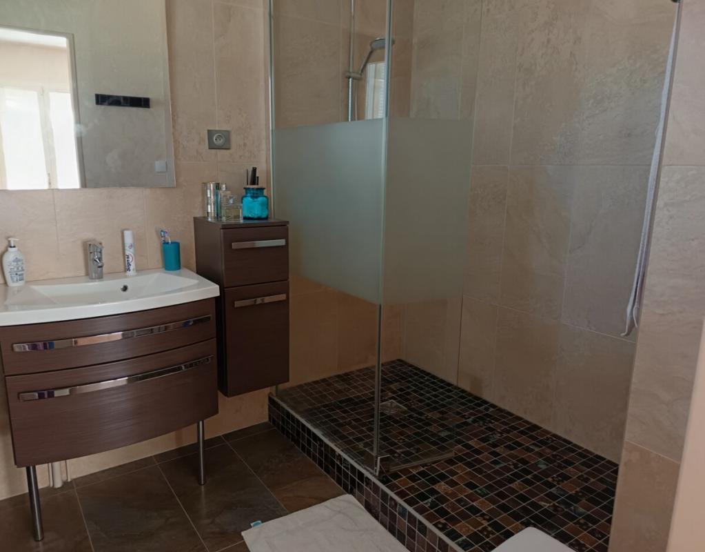 Salle de bain moderne Salle de bain moderne avec douche à l'italienne et meuble sous vasque en bois.