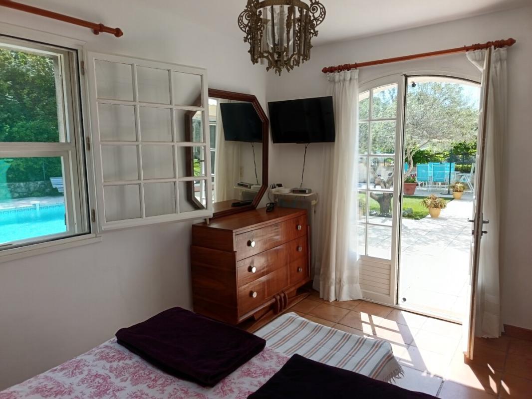 Chambre avec vue sur la piscine Chambre lumineuse avec vue sur la piscine et accès au jardin.