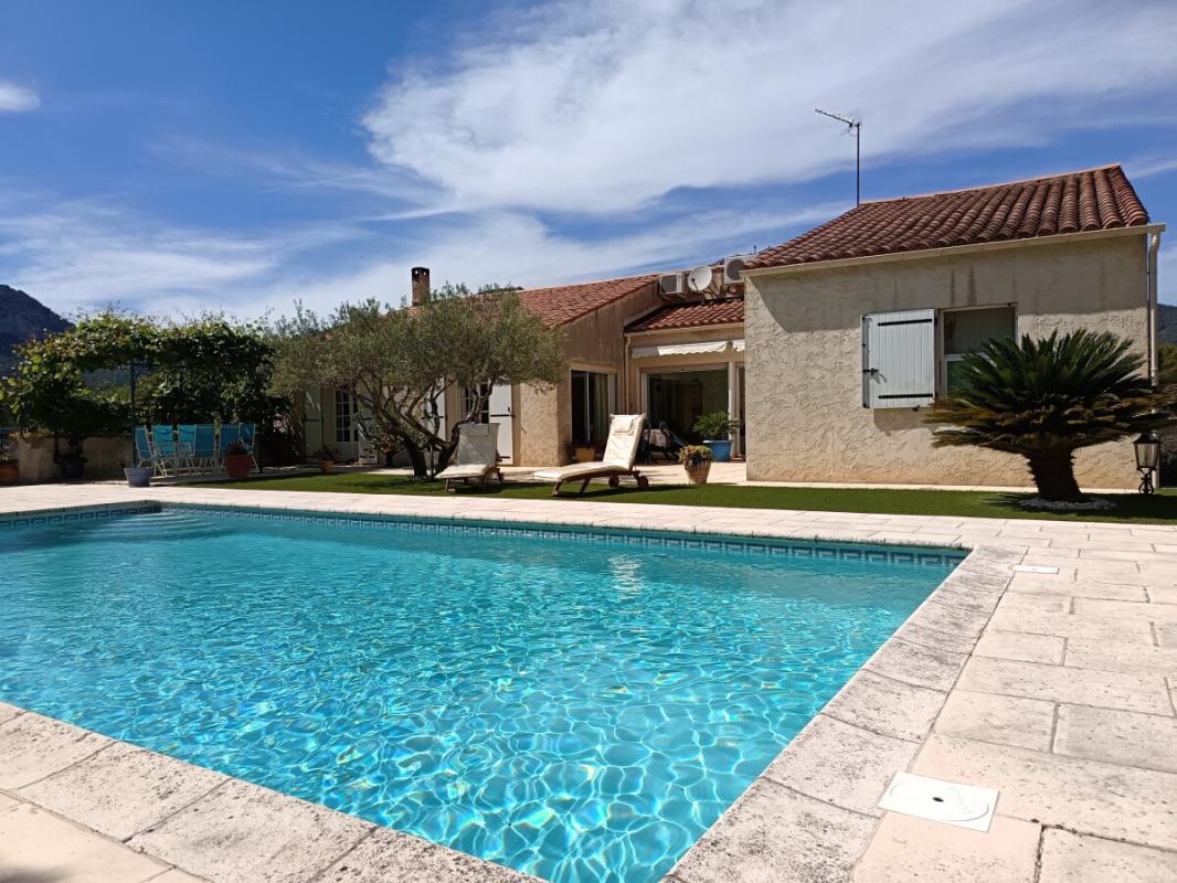 Villa traditionnelle à Toulon Villa traditionnelle avec piscine et jardin à Toulon, ensoleillée et bien entretenue.