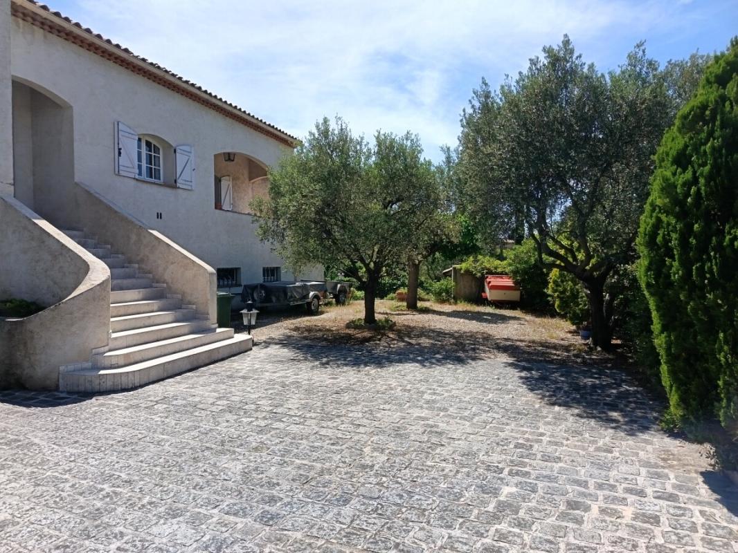 Entrée de villa à Toulon Entrée d'une villa traditionnelle à Toulon avec un chemin en pierre et des arbres.