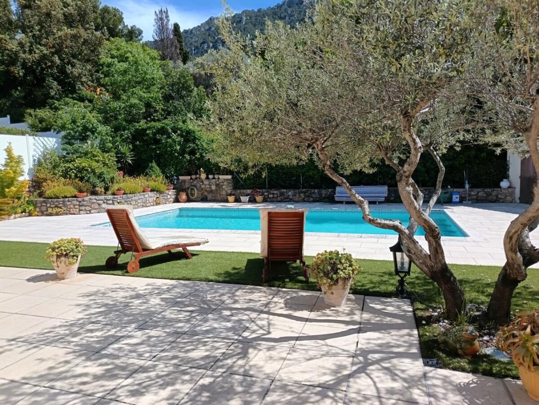 Villa avec piscine à Toulon Vue d'une piscine entourée de chaises longues et de végétation dans une villa à Toulon.