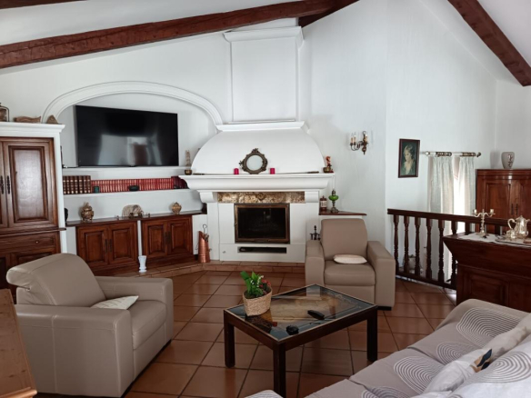 Intérieur d'une villa traditionnelle à Toulon avec salon, cheminée et fauteuils.