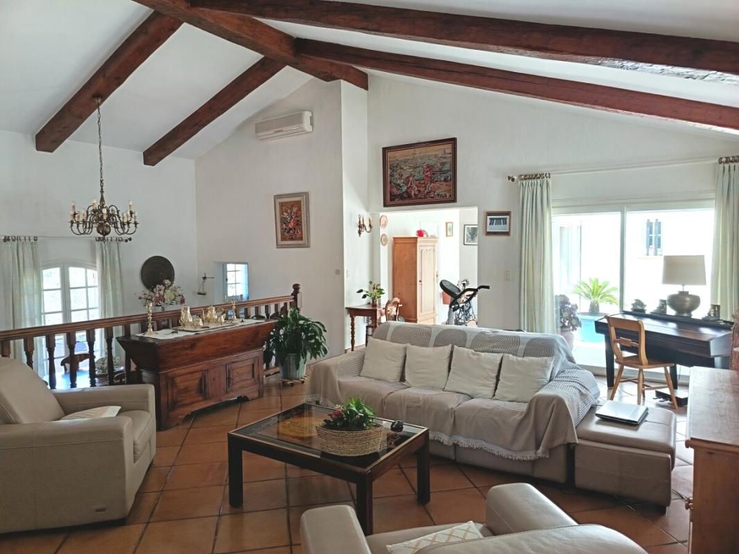 Intérieur d’une villa à Toulon Intérieur d'une villa traditionnelle à Toulon avec salon lumineux et cheminée.
