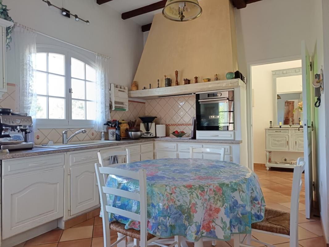 Cuisine de villa à Toulon Cuisine lumineuse d'une villa traditionnelle à Toulon, avec table ronde et équipements modernes.
