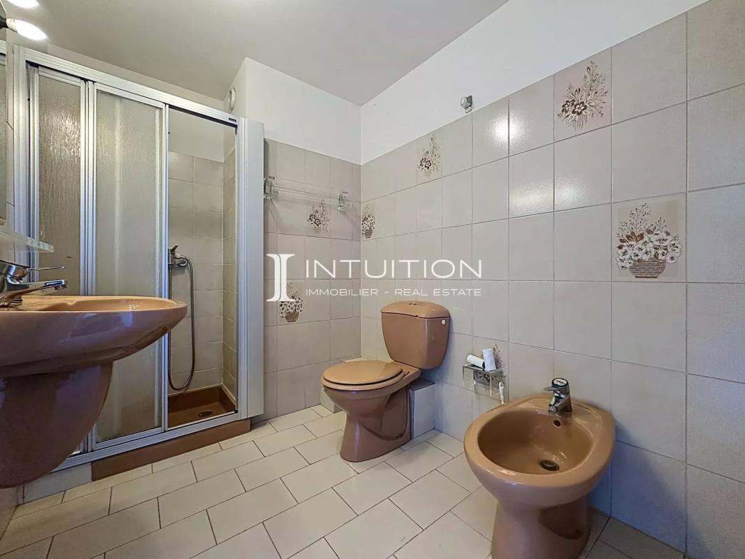 Bathroom with shower, sink and toilet in an apartment in Cannes.