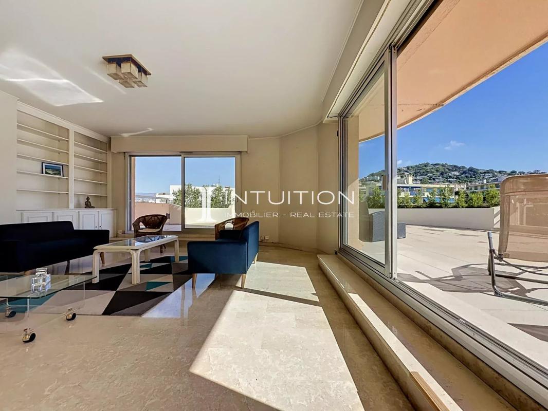 Interior of a bright apartment with living room and access to a terrace.
