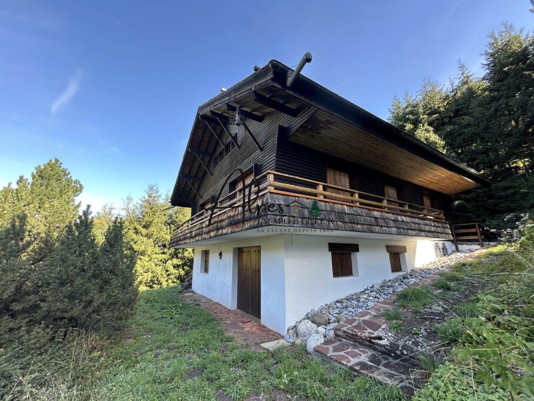 Family chalet in La Clusaz Individual wooden chalet surrounded by greenery in La Clusaz, Aravis area.