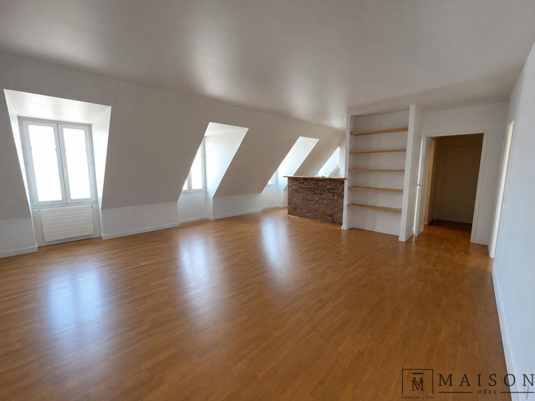 Appartement au dernier étage à Paris 6ème Appartement spacieux au dernier étage avec vues sur Paris, comprenant un séjour et trois chambres.