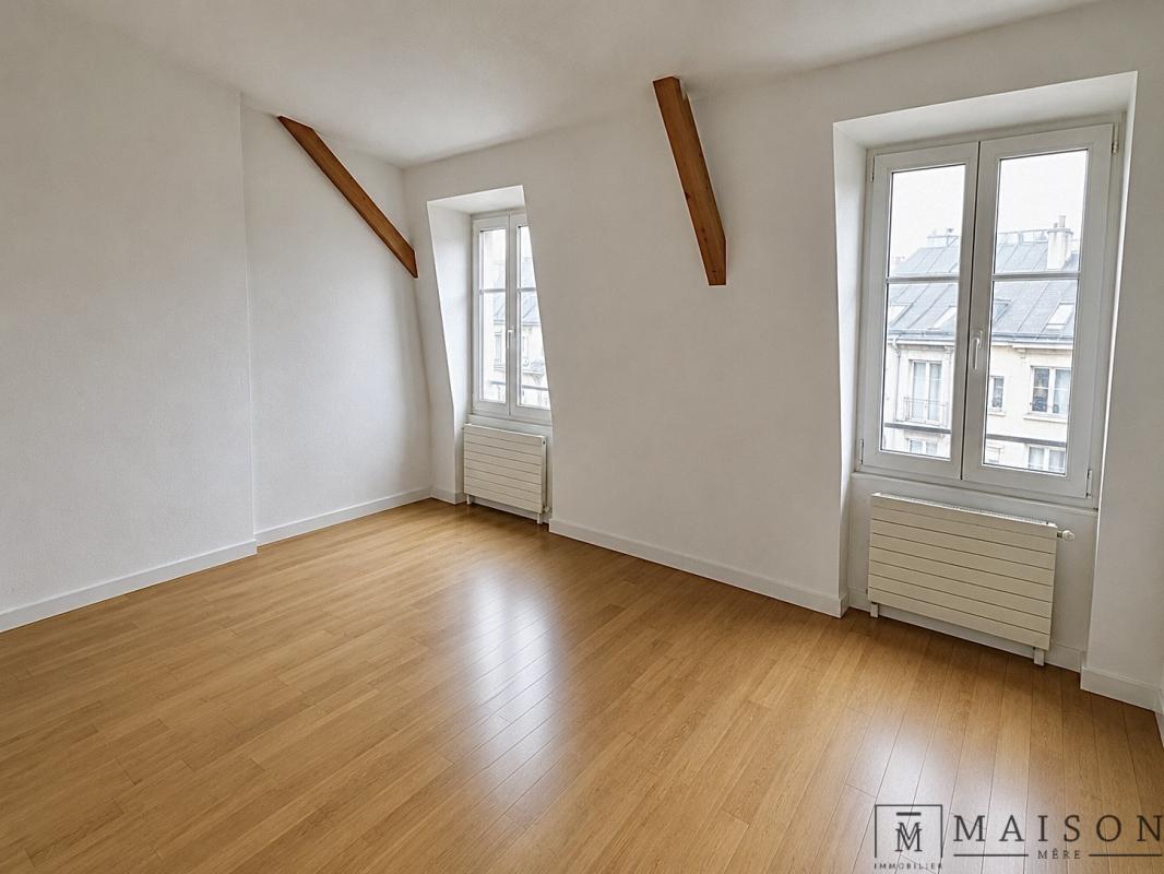 Appartement au dernier étage à Odéon Intérieur d'un appartement de 102m2 au dernier étage, avec fenêtres et parquet clair.