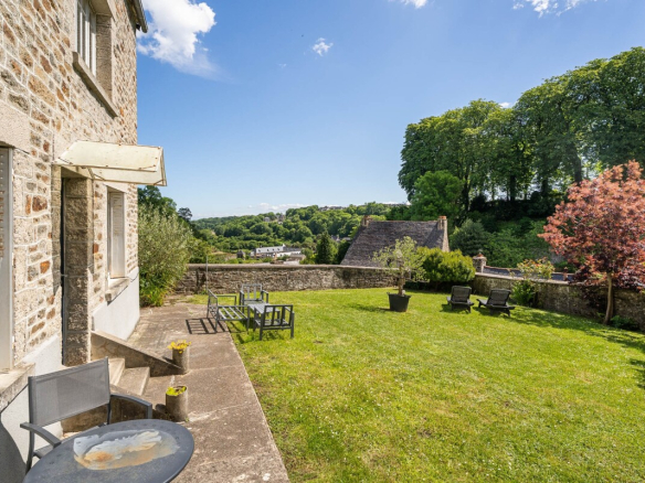 Maison en pierre avec jardin et vue sur la Rance à Dinan