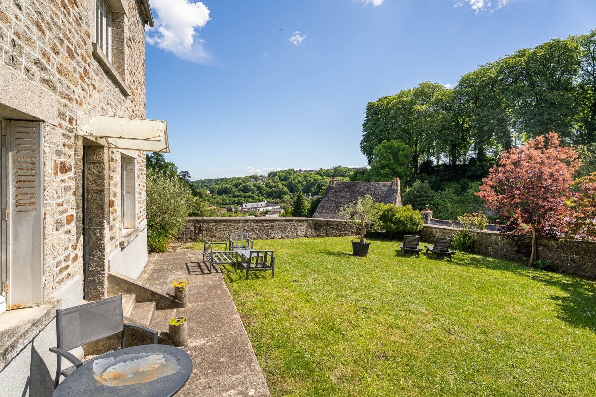 Maison de pierre à Dinan Maison en pierre avec jardin et vue sur la Rance à Dinan