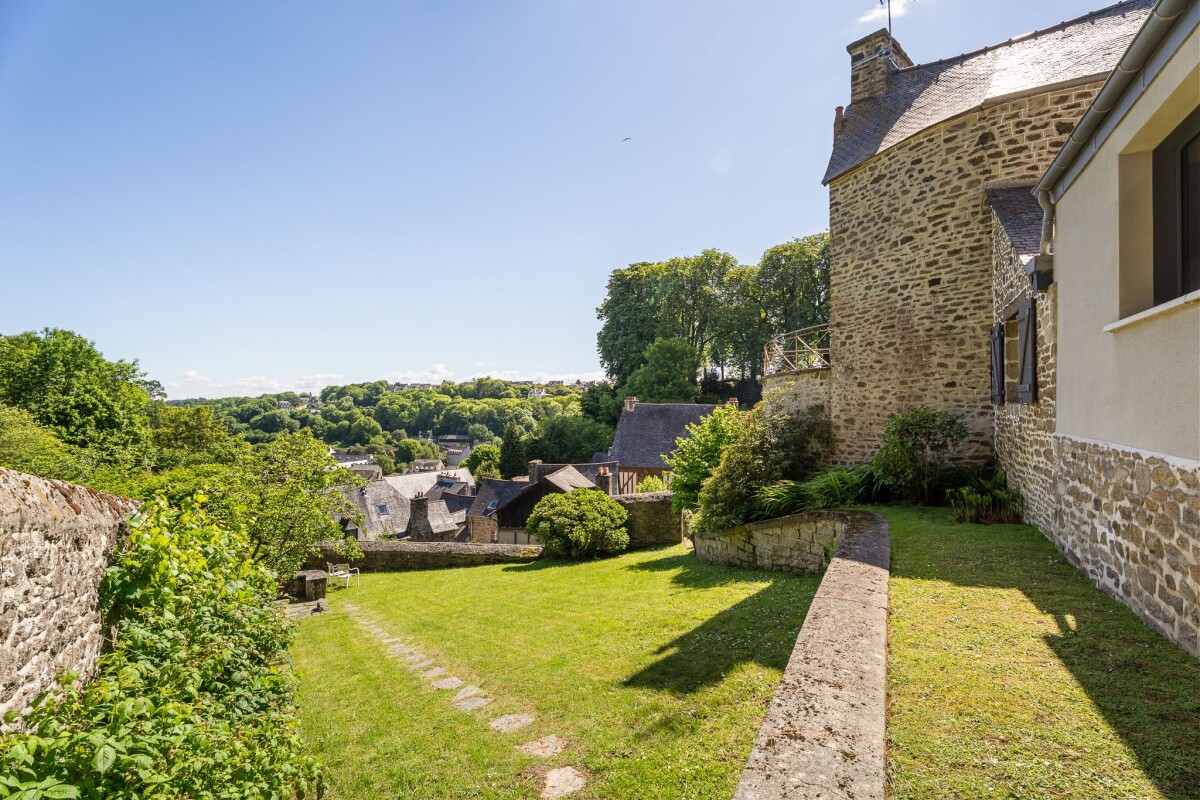 Maison de pierre à Dinan Maison en pierre avec jardin et vue panoramique sur la Rance à Dinan