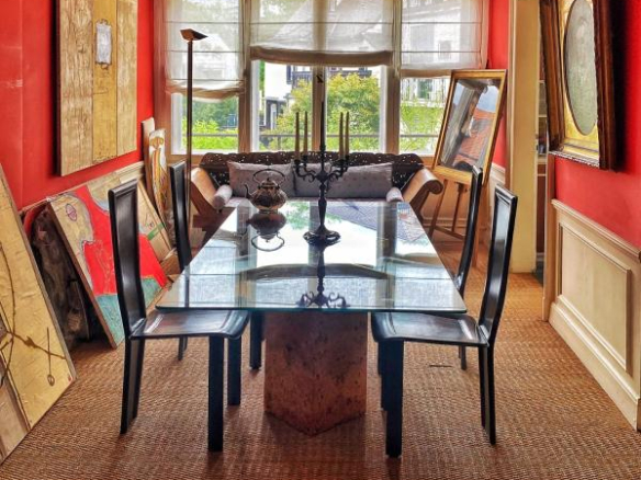 Intérieur d'un duplex lumineux avec une salle à manger et des œuvres d'art, face au parc du Tivoli à Strasbourg.