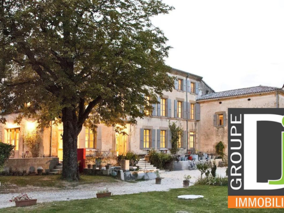 Bastide du XIXe siècle à Montmeyran avec jardin et gîtes.