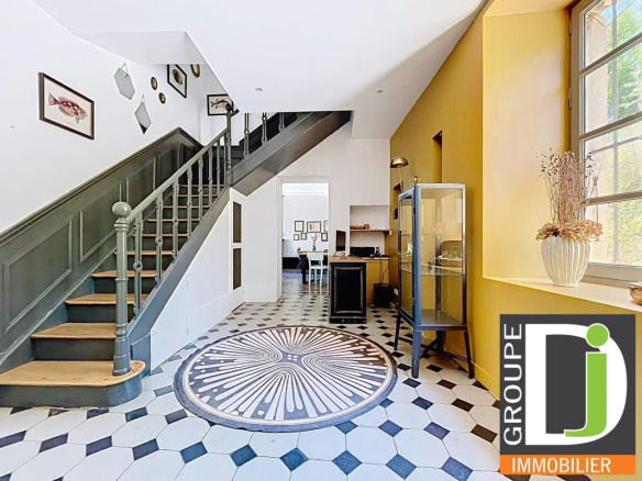 Intérieur d'une bastide rénovée du XIXe siècle avec un hall spacieux et un escalier en colimaçon.