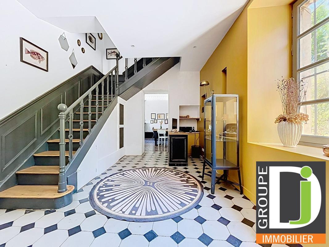 Intérieur d’une bastide du XIXe siècle Intérieur d'une bastide rénovée du XIXe siècle avec un hall spacieux et un escalier en colimaçon.