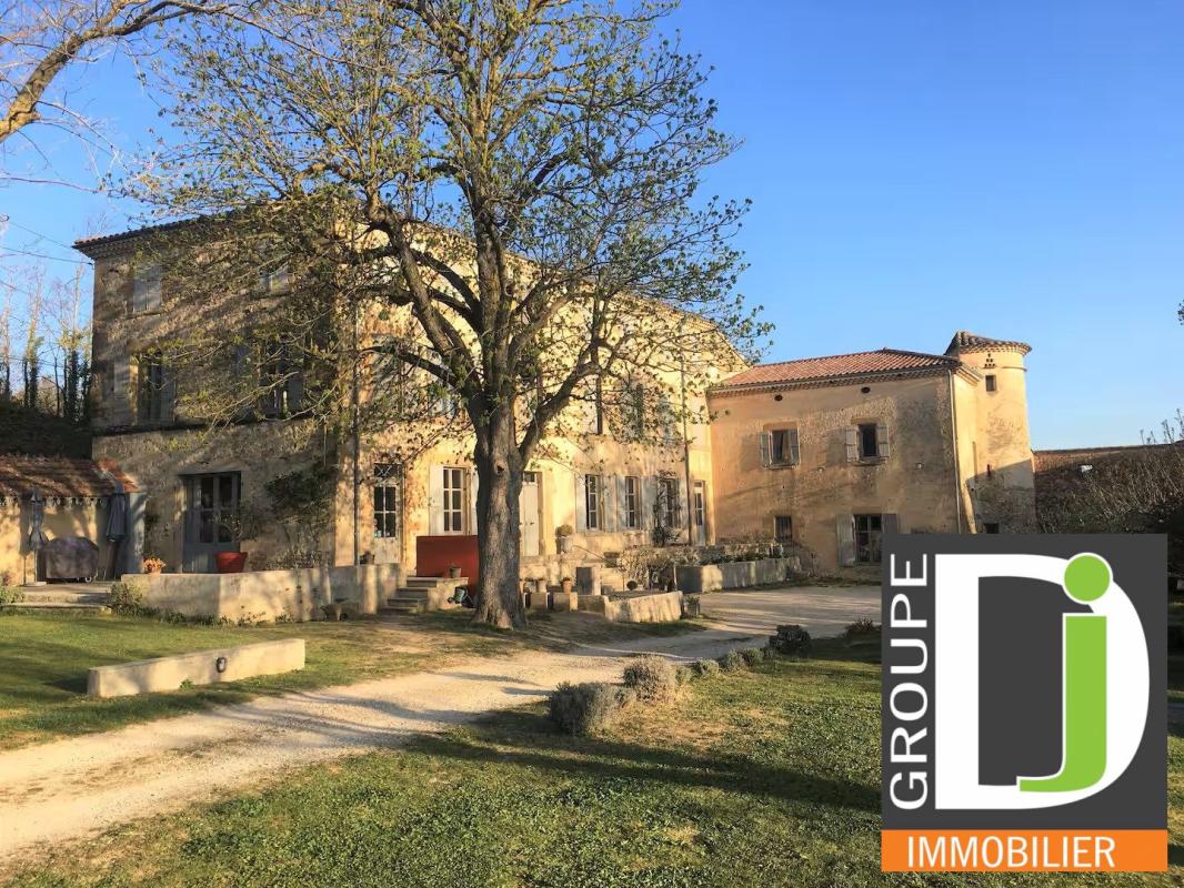 Bastide d’Exception à Montmeyran Bastide du XIXe siècle à vendre à Montmeyran, rénovée avec gîtes et chambres d'hôtes.