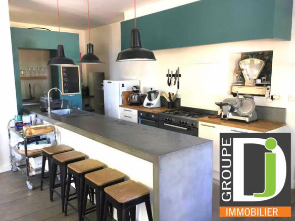 Cuisine moderne d'une bastide du XIXe siècle à Montmeyran, avec bar et équipements contemporains.
