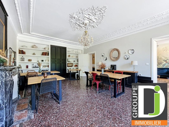 Intérieur d'une bastide du XIXe siècle à Montmeyran, avec mobilier moderne et décor élégant.