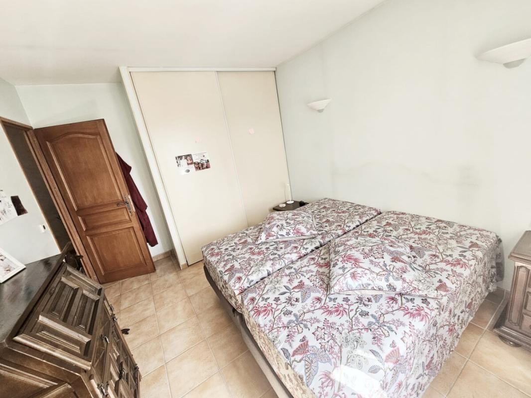 Room in a villa in Le Cannet with double bed and wooden furniture.