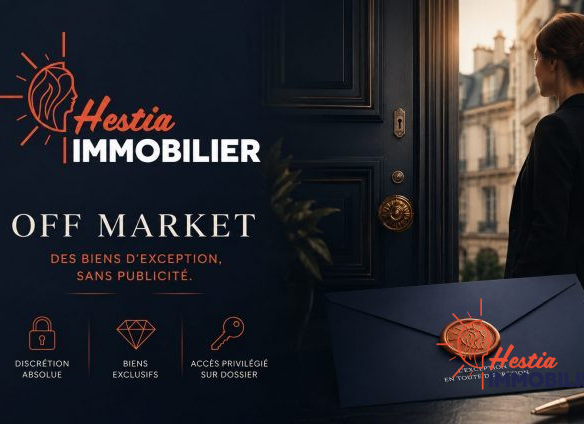 Une femme regardant par la fenêtre d'une propriété élégante avec un design contemporain.
