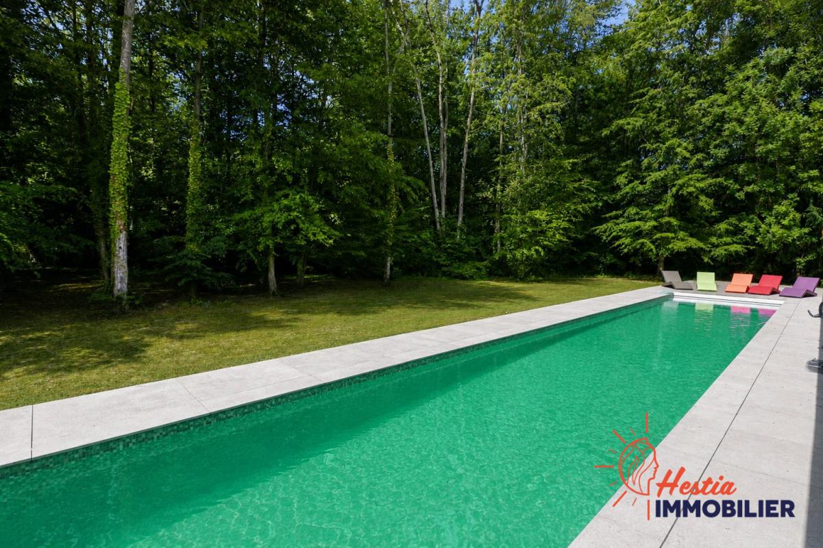 Piscine d'une villa entourée d'arbres à Pargny-lès-Reims