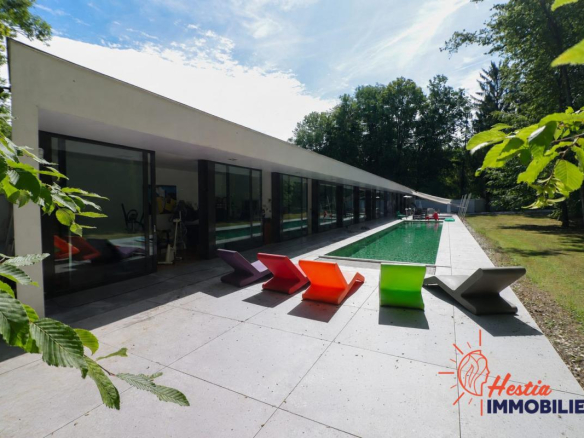 Villa moderne avec piscine entourée d'arbres à Pargny-lès-Reims