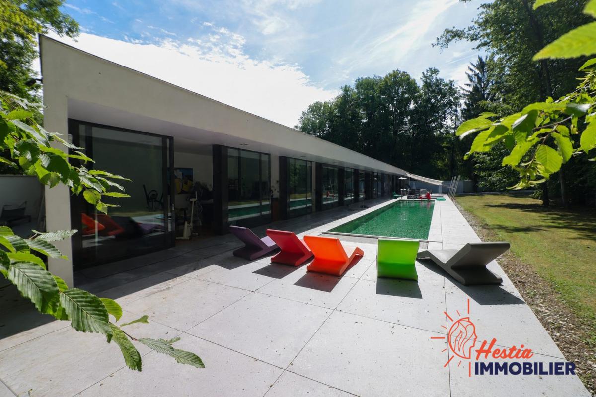 Villa moderne avec piscine entourée d'arbres à Pargny-lès-Reims