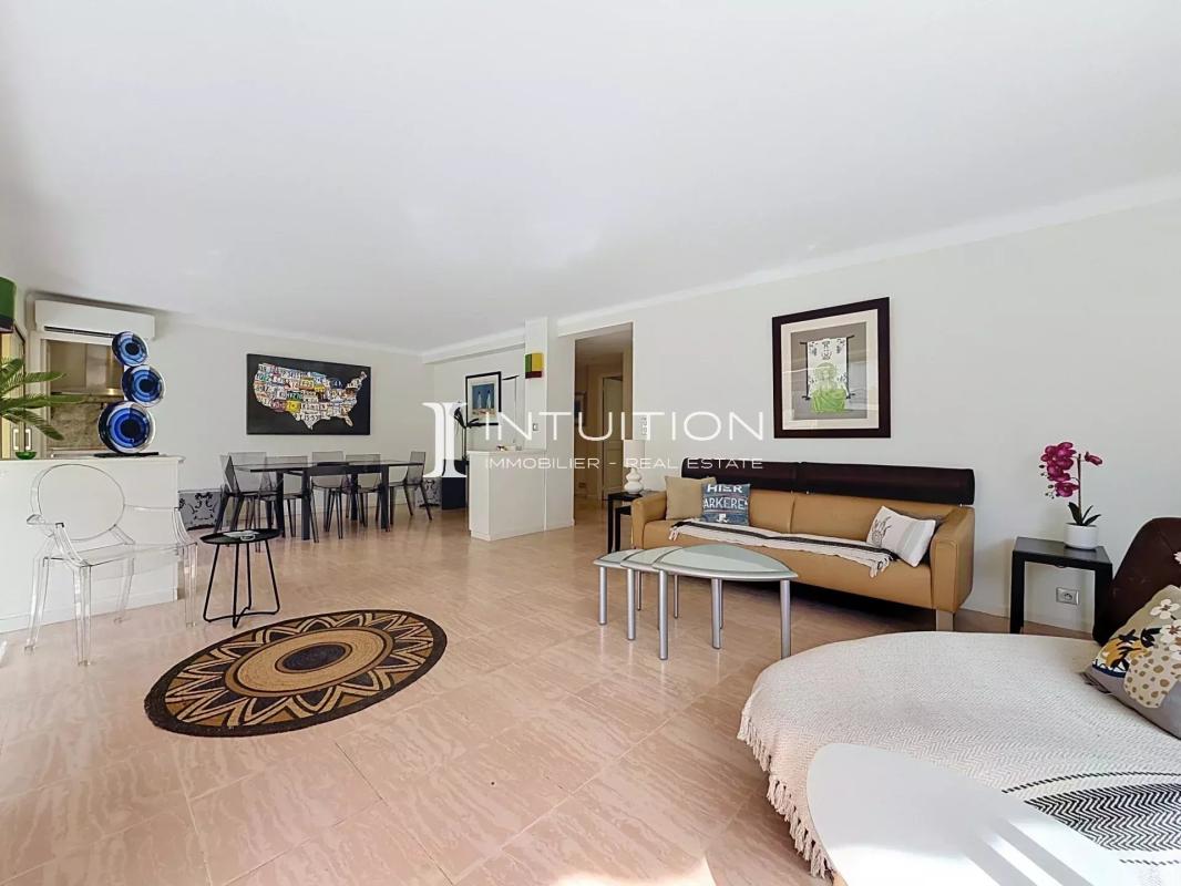 3-room apartment in Cannes Interior of a bright apartment with living room, dining table and sitting area.